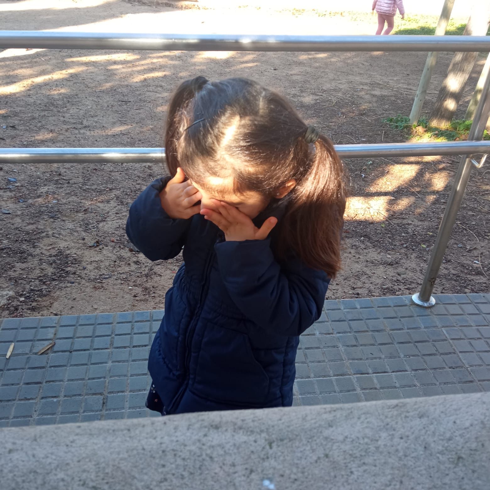 Martina tapándose los ojos