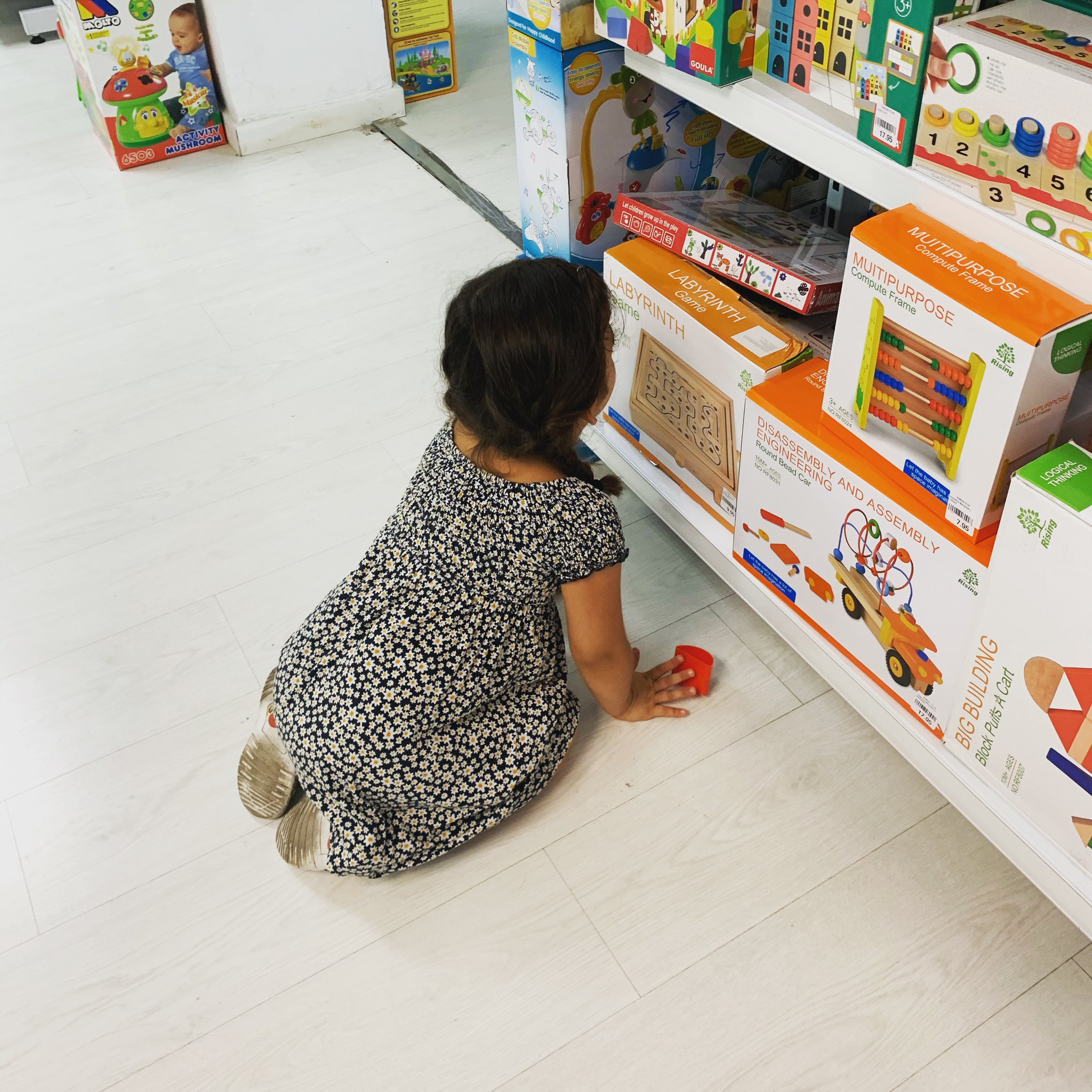 Martina en una tienda de juguetes