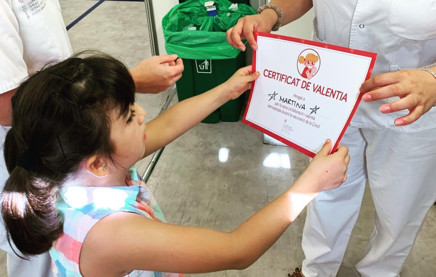 Martina recibiendo certificado