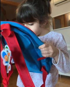 Martina con su mochila